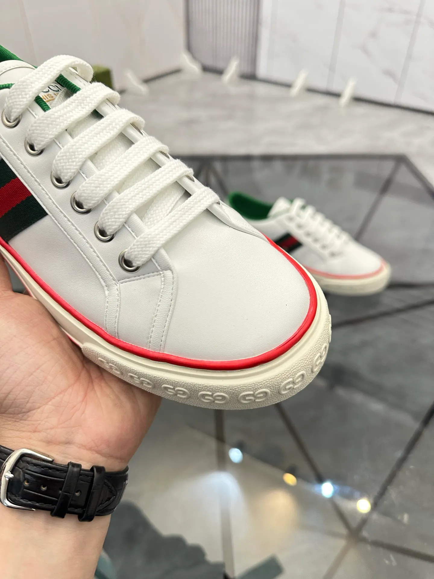 Men's shoes: 💰P380¥ Product trademark: Gucci* "Gucci*" low-cut casual shoes Regular size: 38-44 (can be customized to 45.46.) Product material: imported cowhide upper, breathable lining, original outsole. Number: 661